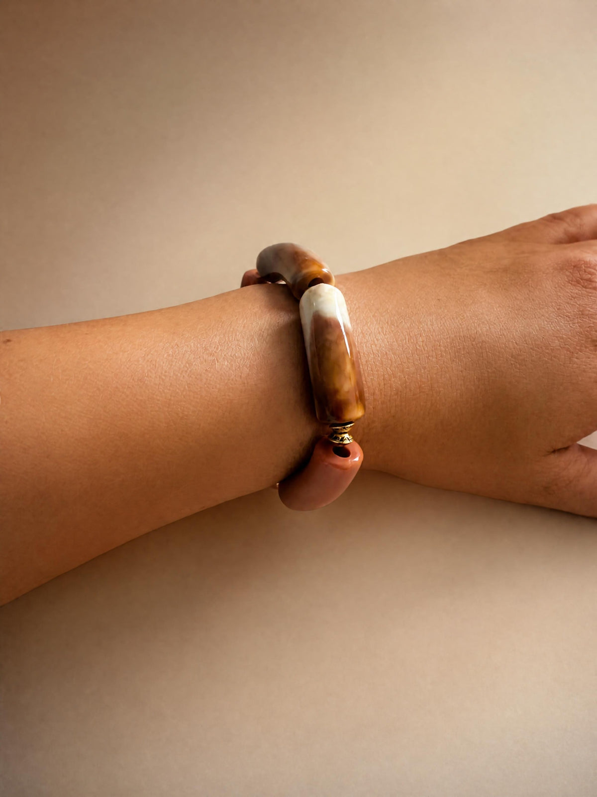 Bracelet élastique perles cylindriques marron, oranger & or