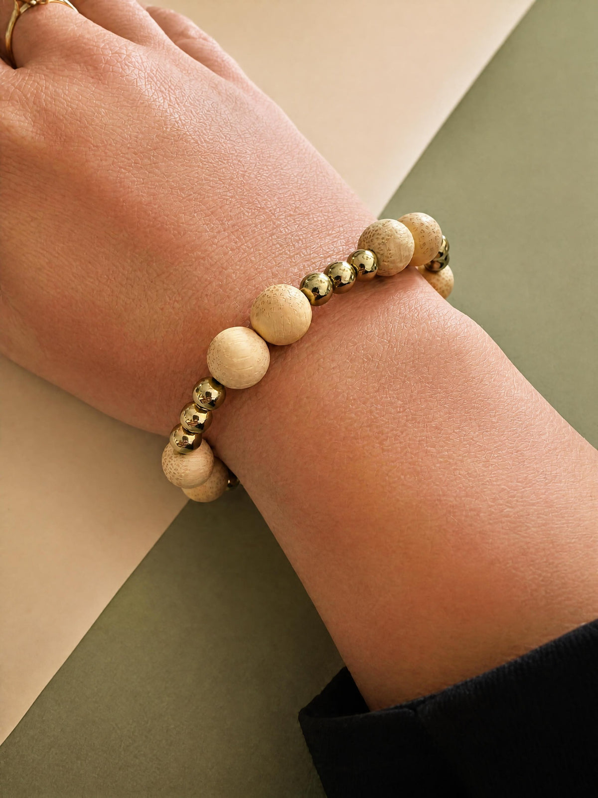 Bracelet élastique perles en bois beige & billes dorées