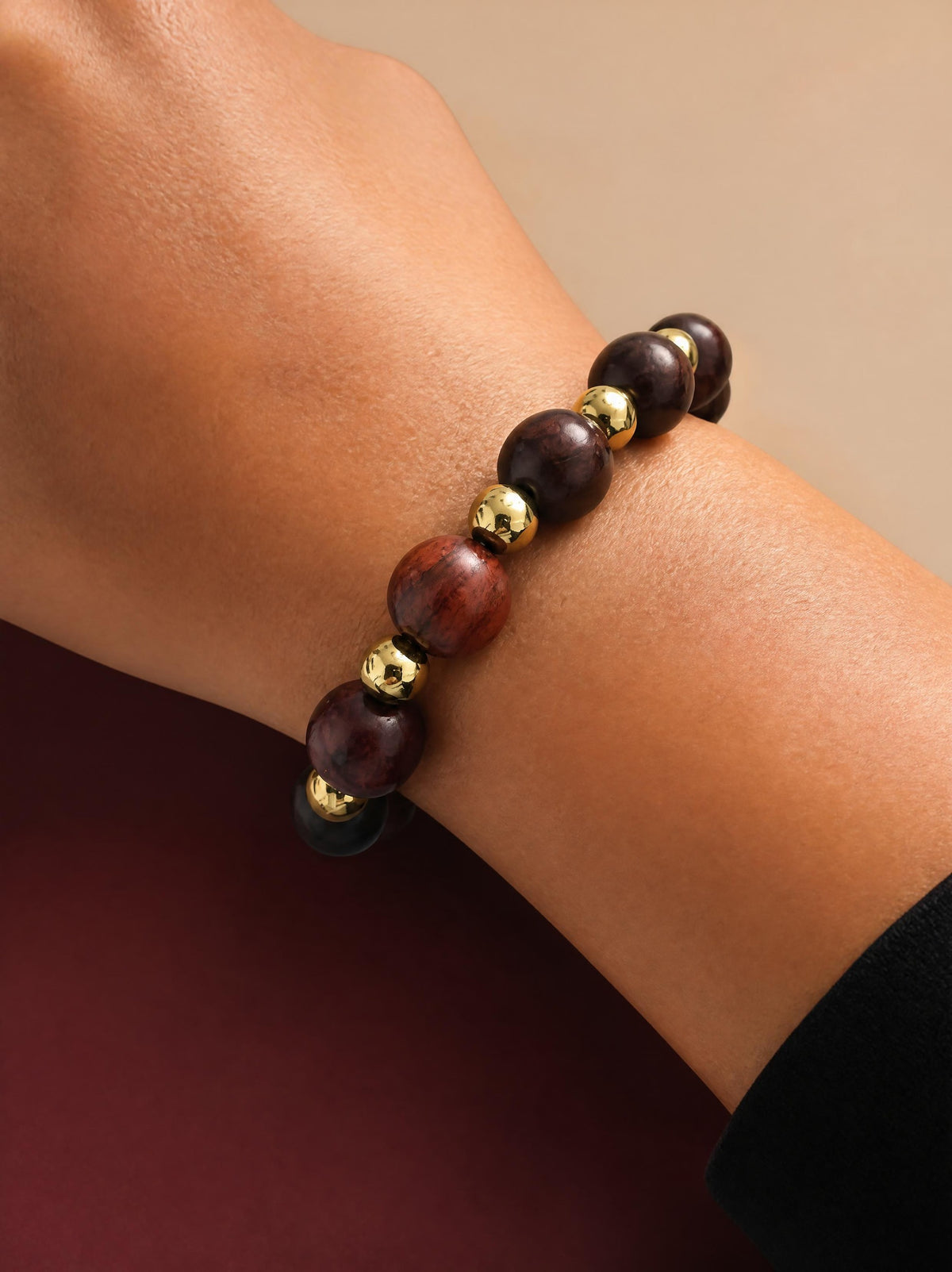 Bracelet élastique perles en bois marron & rouge - Billes dorées