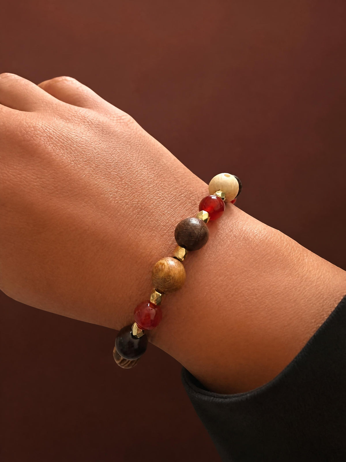 Bracelet élastique perles bois tri-tons & acrylique rouge - Séparateurs dorés