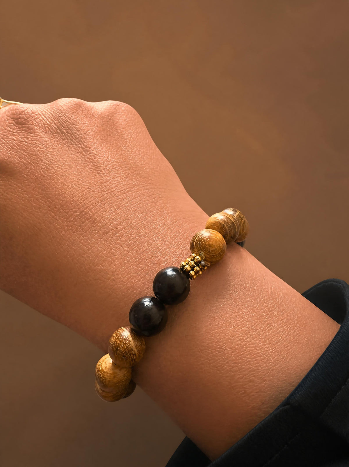 Bracelet élastique perles bois naturel & noir - Séparateur doré