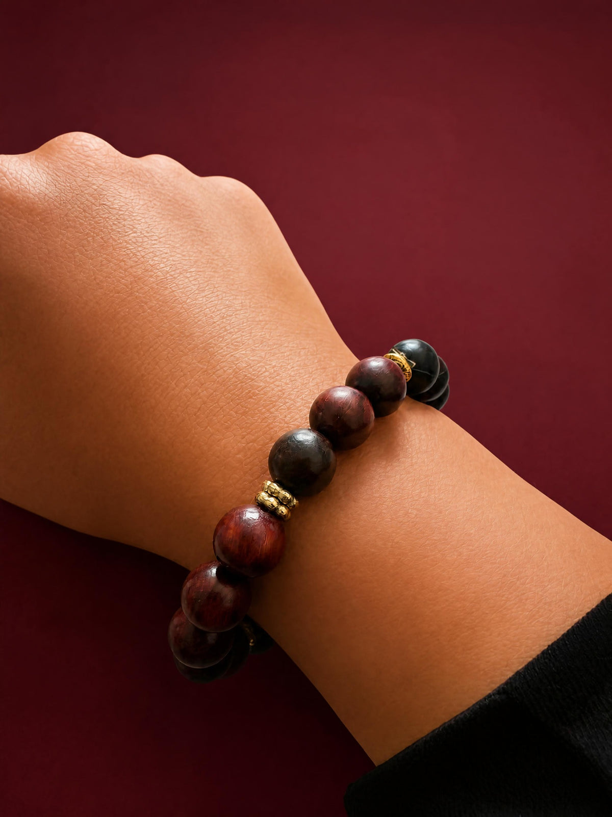 Bracelet élastique perles bois foncé & séparateurs dorés
