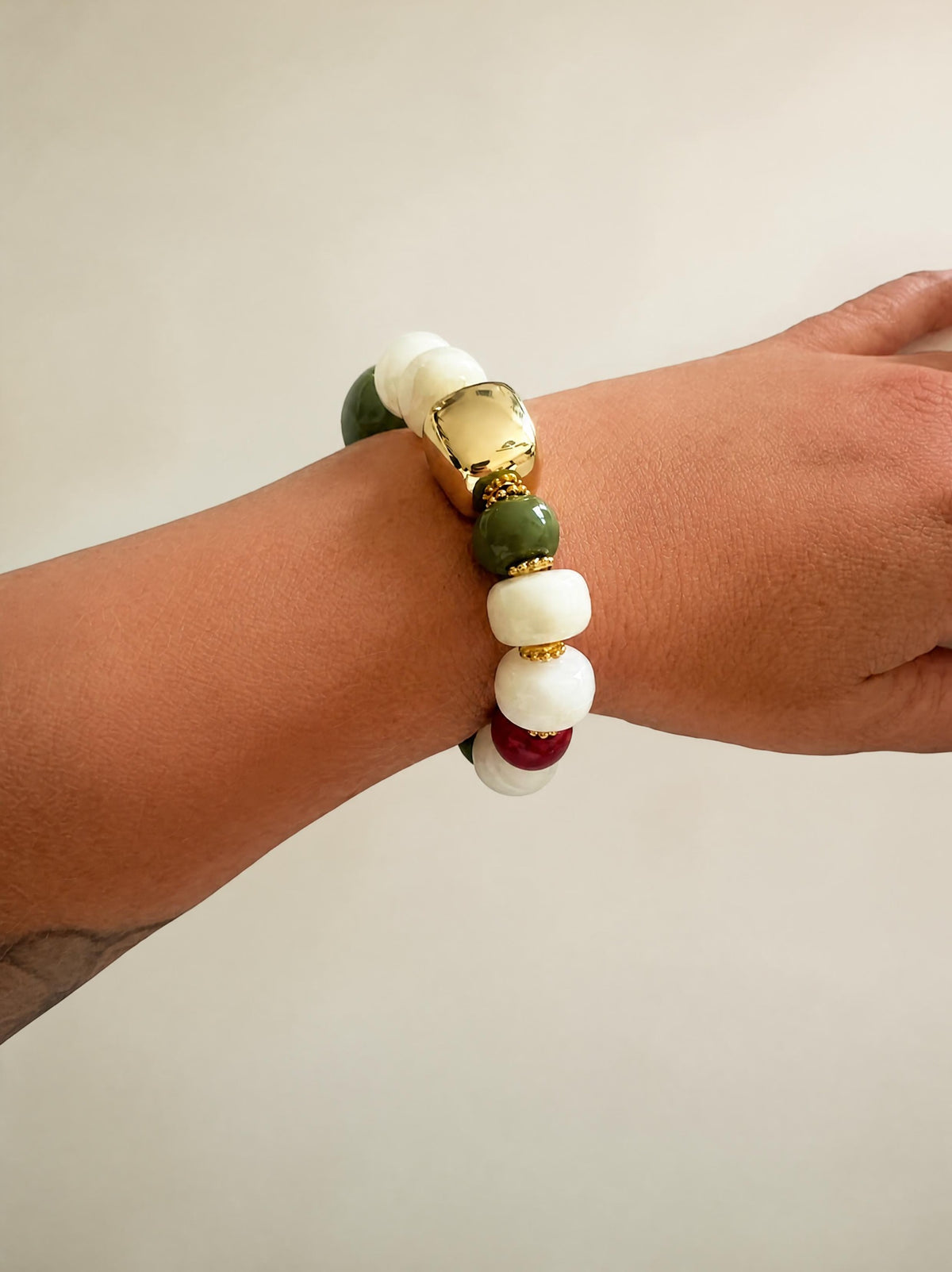 Bracelet élastique perles multicolores - Or, Rouge & Écru