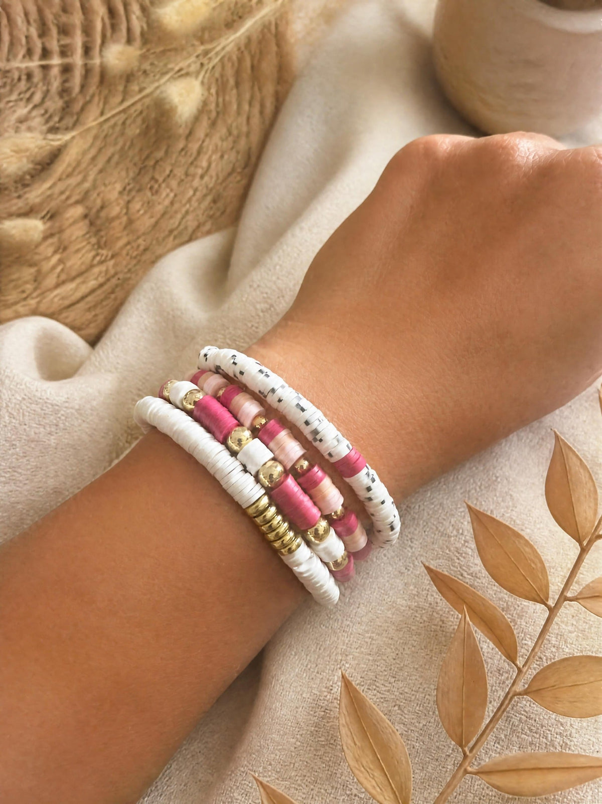 Lot de 4 bracelets élastiques – Perles plates blanc, rose poudré, fuchsia & doré