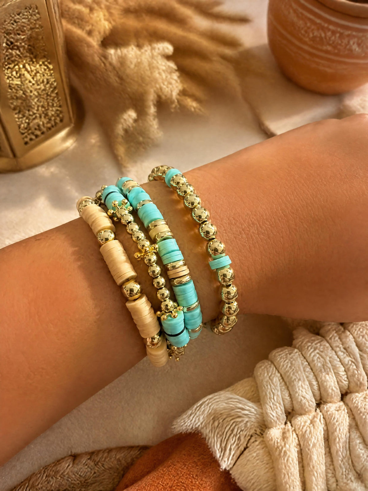 Lot de 4 bracelets élastiques – Perles plates beige, turquoise & or