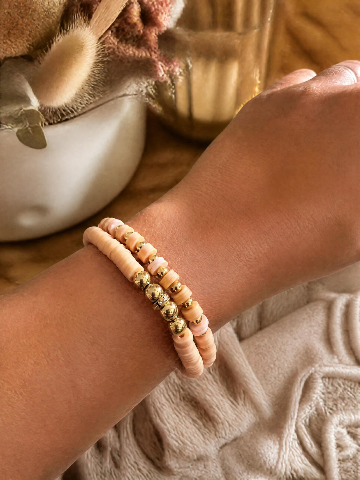 Lot de 2 bracelets élastiques – Perles plates & petites perles dorées beige, rose clair & or