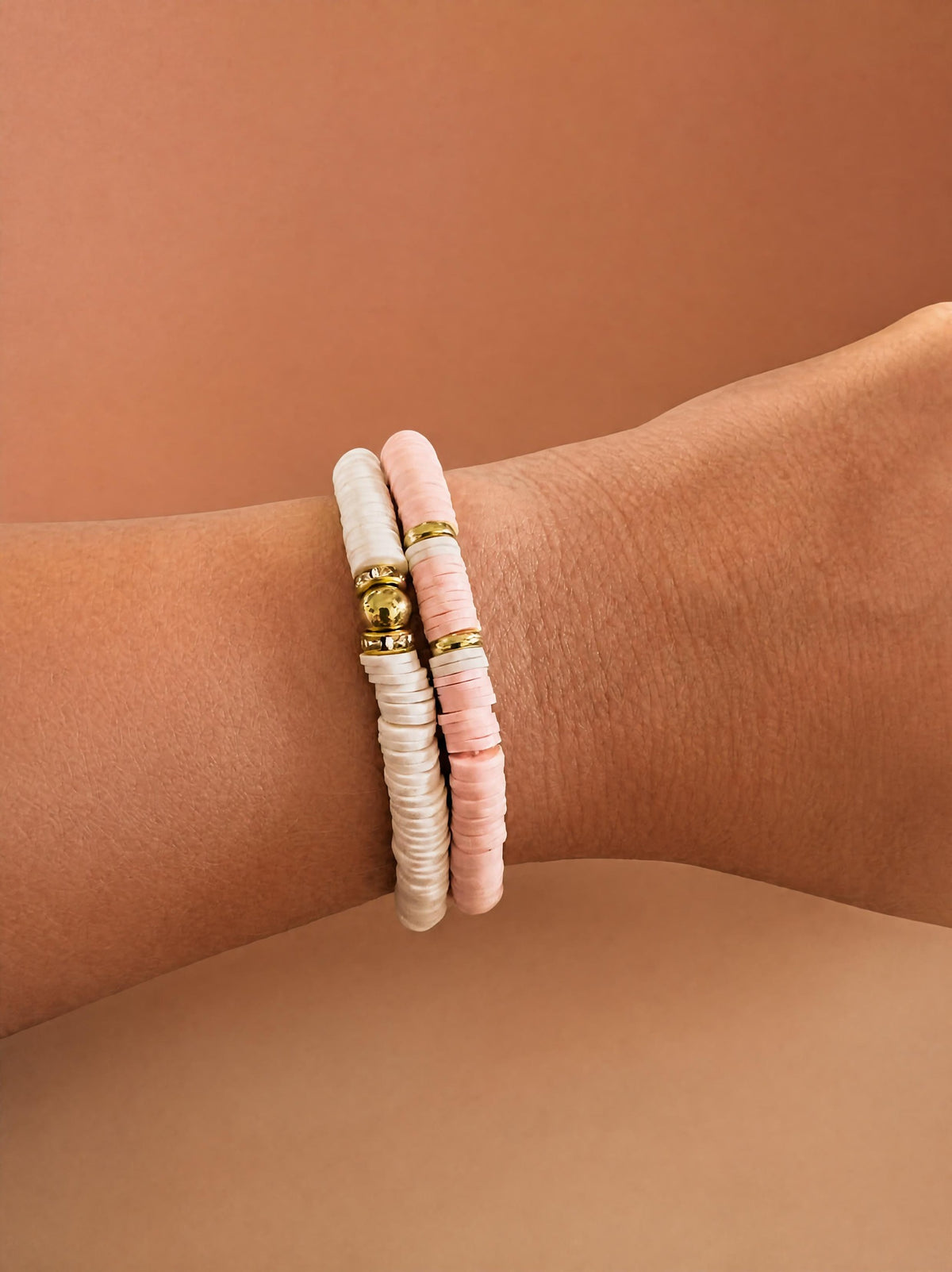 Lot de 2 bracelets élastiques – Perles plates rose poudré, blanc & doré