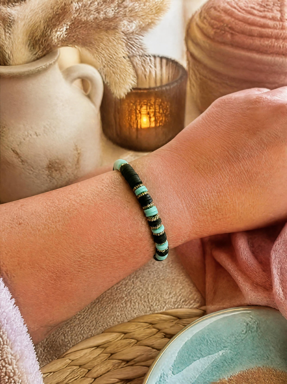 Bracelet élastique – Perles plates turquoise & noir, séparations dorées