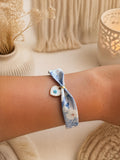 Bracelet tissu – Tons bleus fleuris, breloque & fermoir chaînette