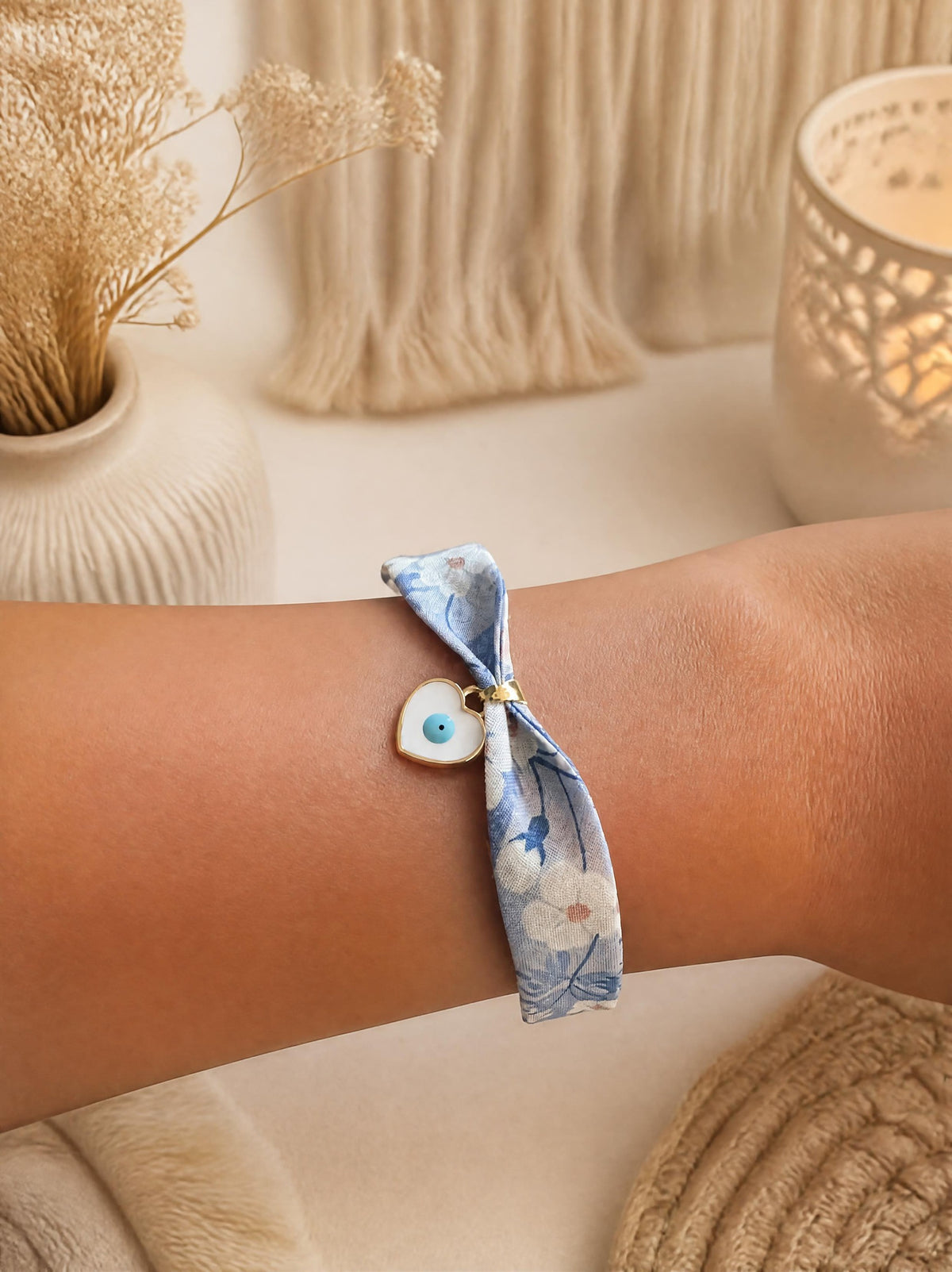 Bracelet tissu – Tons bleus fleuris, breloque & fermoir chaînette