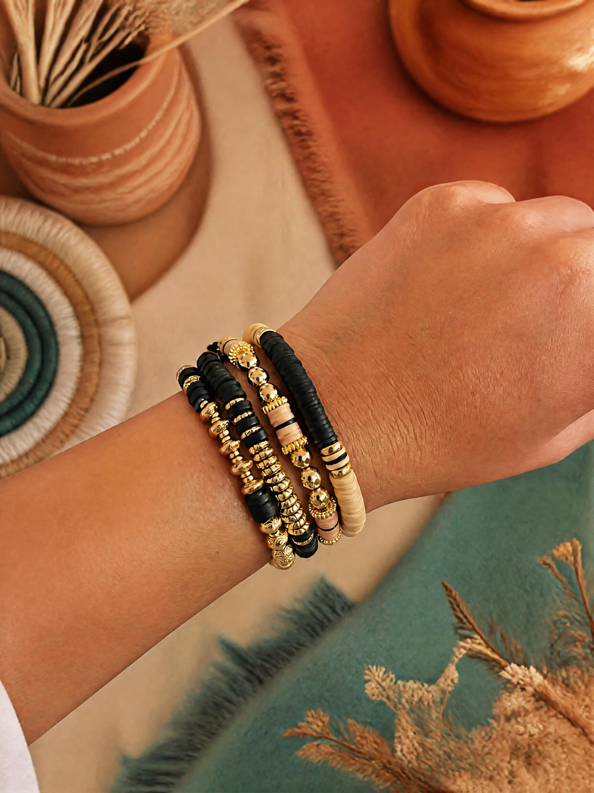Lot de 4 Bracelets Élastiques Perles – Noir, Beige & Doré