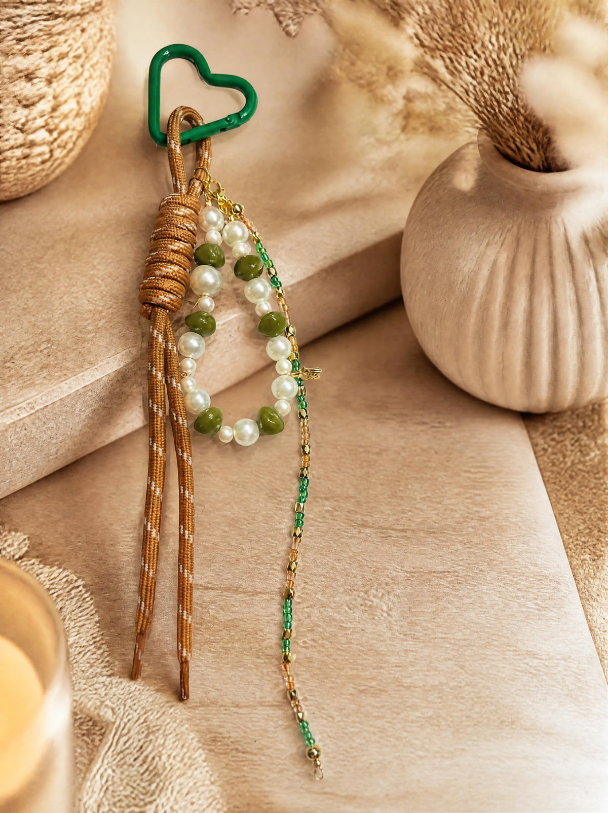 Bijou de sac – Cordelette marron, perles blanches & vertes, charmes étoile de mer