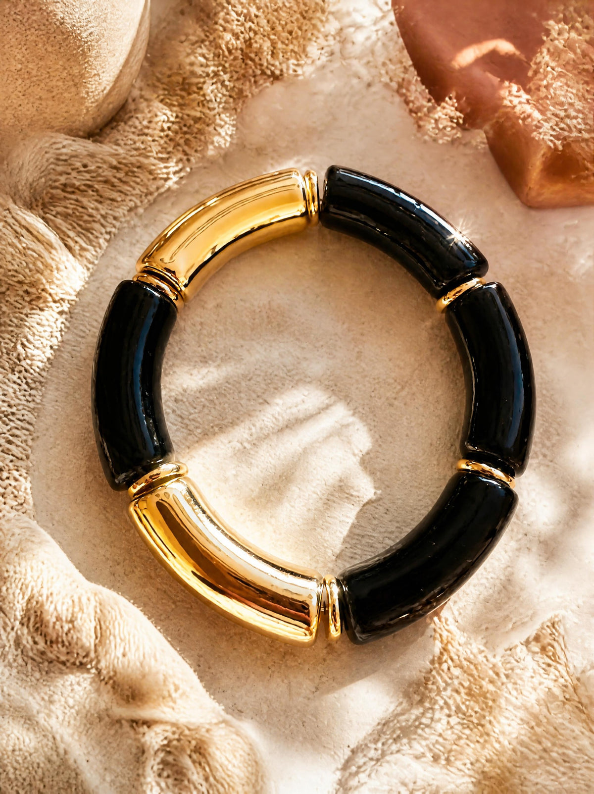 Bracelet élastique perles incurvées noir & doré