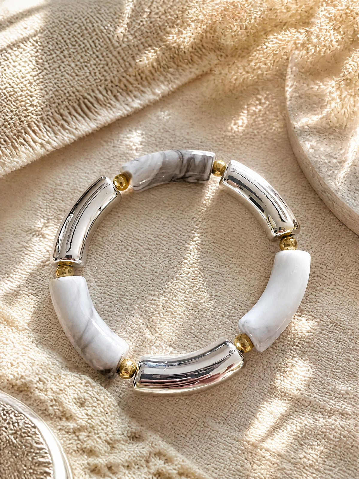 Bracelet élastique perles incurvées argent & gris