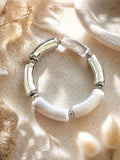 Bracelet élastique perles incurvées argent & gris – intercalaires argent