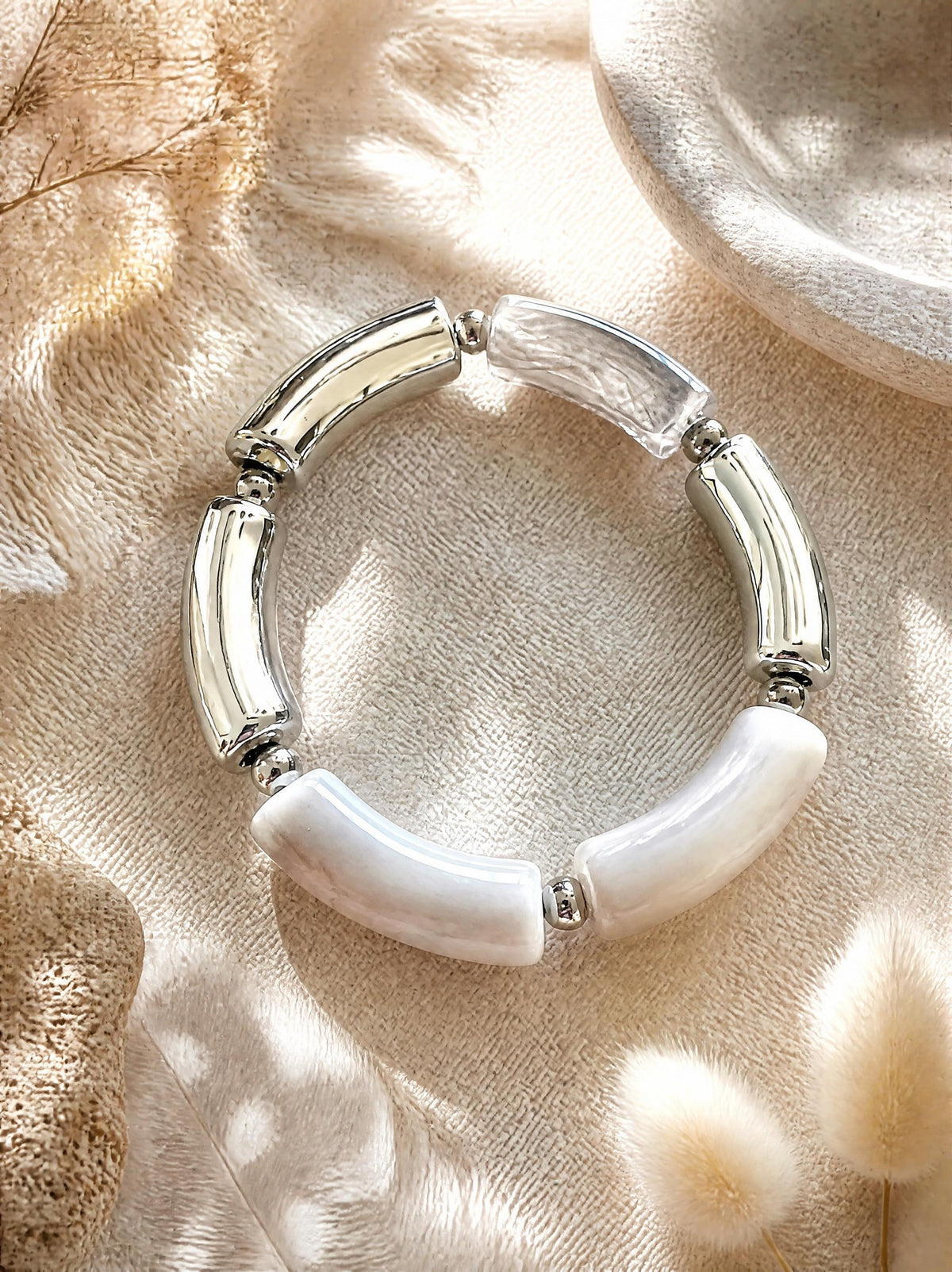 Bracelet élastique perles incurvées argent & gris – intercalaires argent